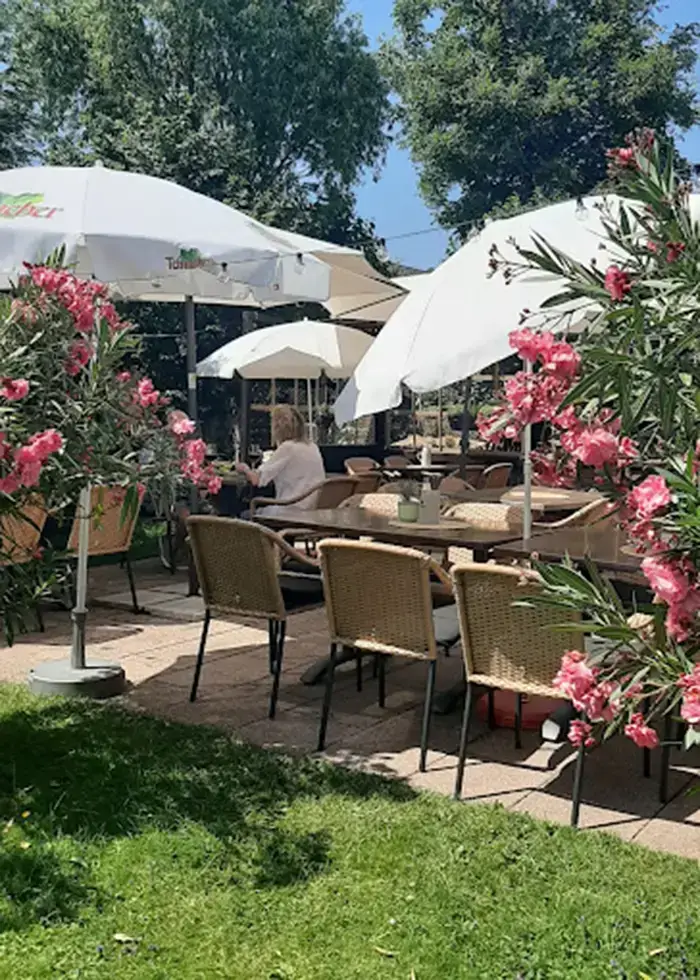 Biergarten im Innenhof mit Blick in den Garten