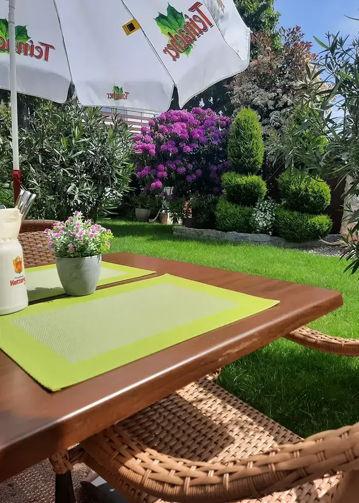 Biergarten im Innenhof mit Blick in den Garten