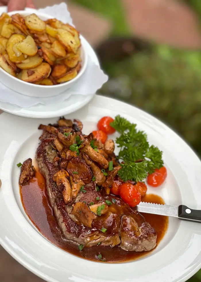 Steak mit Bratkartoffel knusprig gebraten in Soße