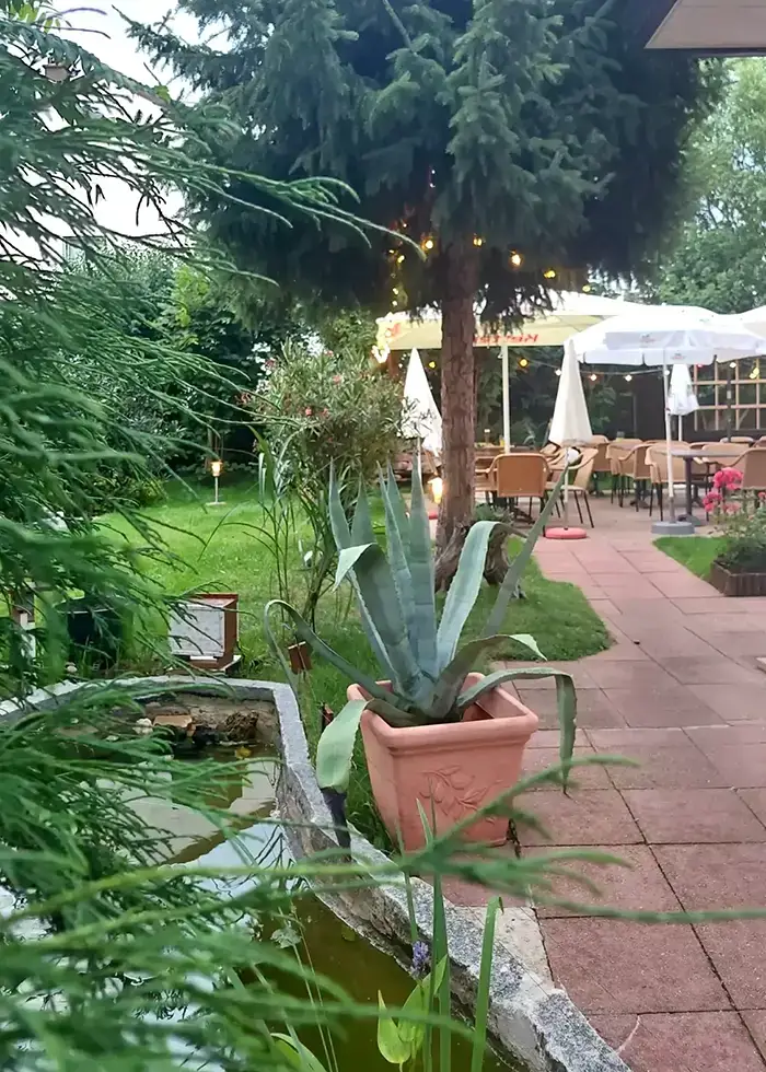 Biergarten im Innenhof im Sommer