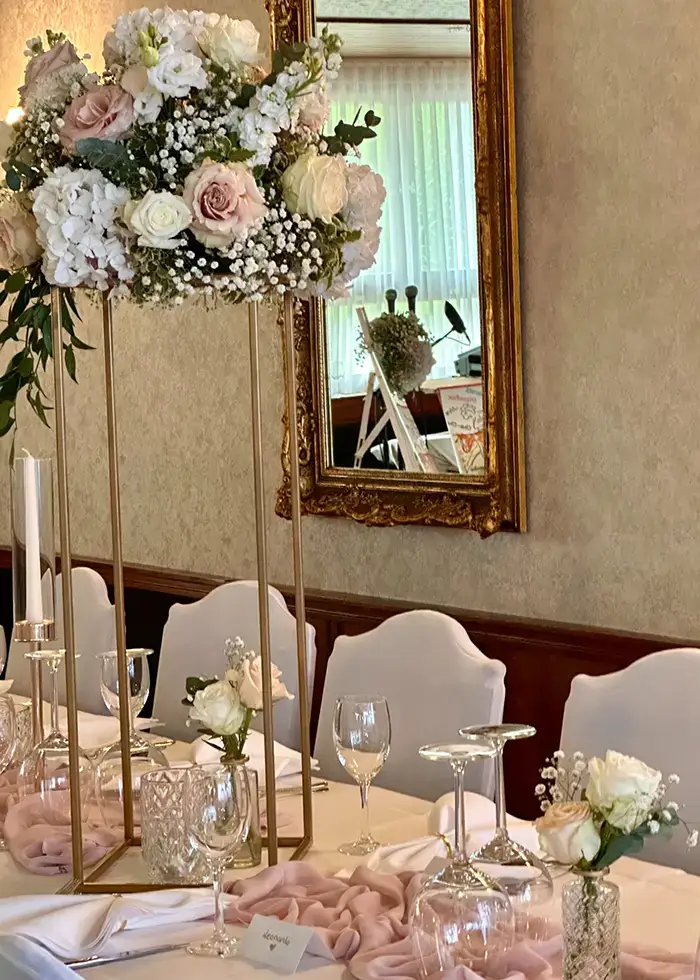 Nebenzimmer geschmückt mit Pastellfarbenen Rosen für eine Hochzeit