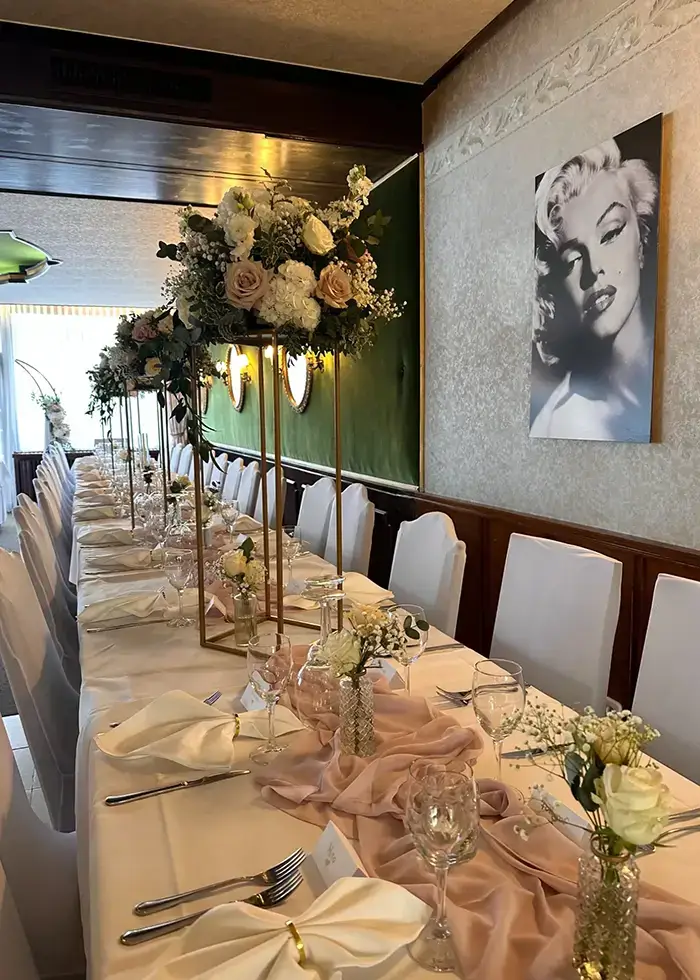 Nebenzimmer geschmückt mit Pastellfarbenen Rosen für eine Hochzeit