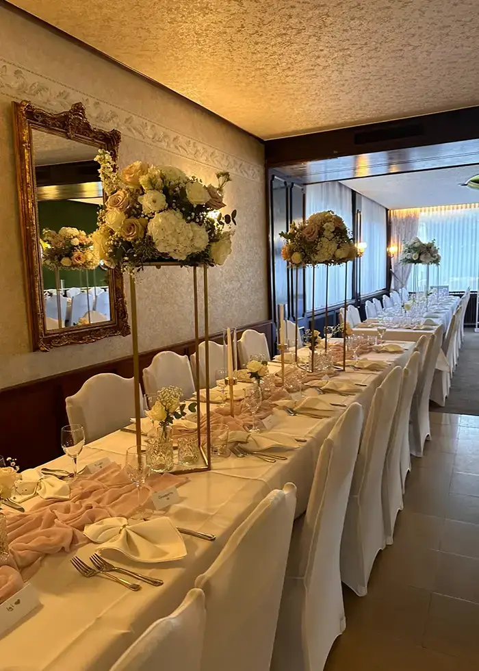 Nebenzimmer geschmückt mit Pastellfarbenen Rosen für eine Hochzeit