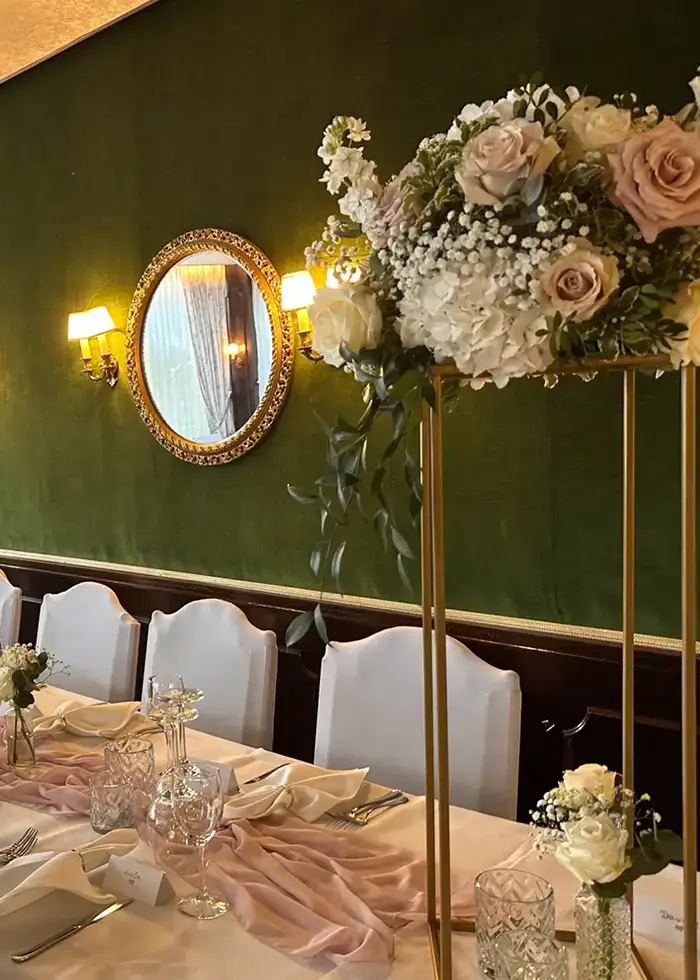 Nebenzimmer geschmückt mit Pastellfarbenen Rosen für eine Hochzeit